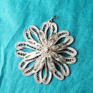2/20$ Gorgeous vintage filigree flower silver tone